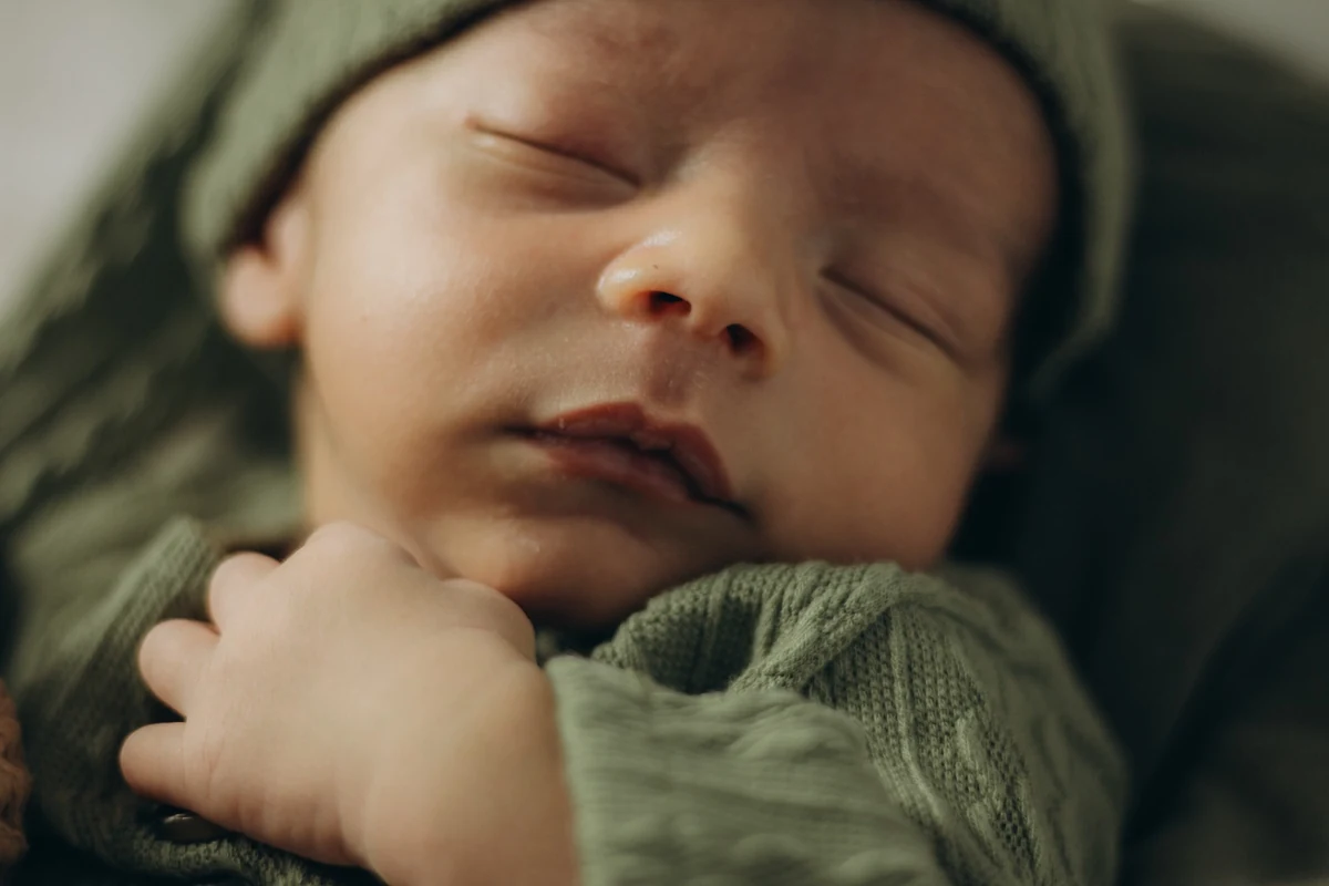 Exemplo de ensaio newborn feito pelo estúdio